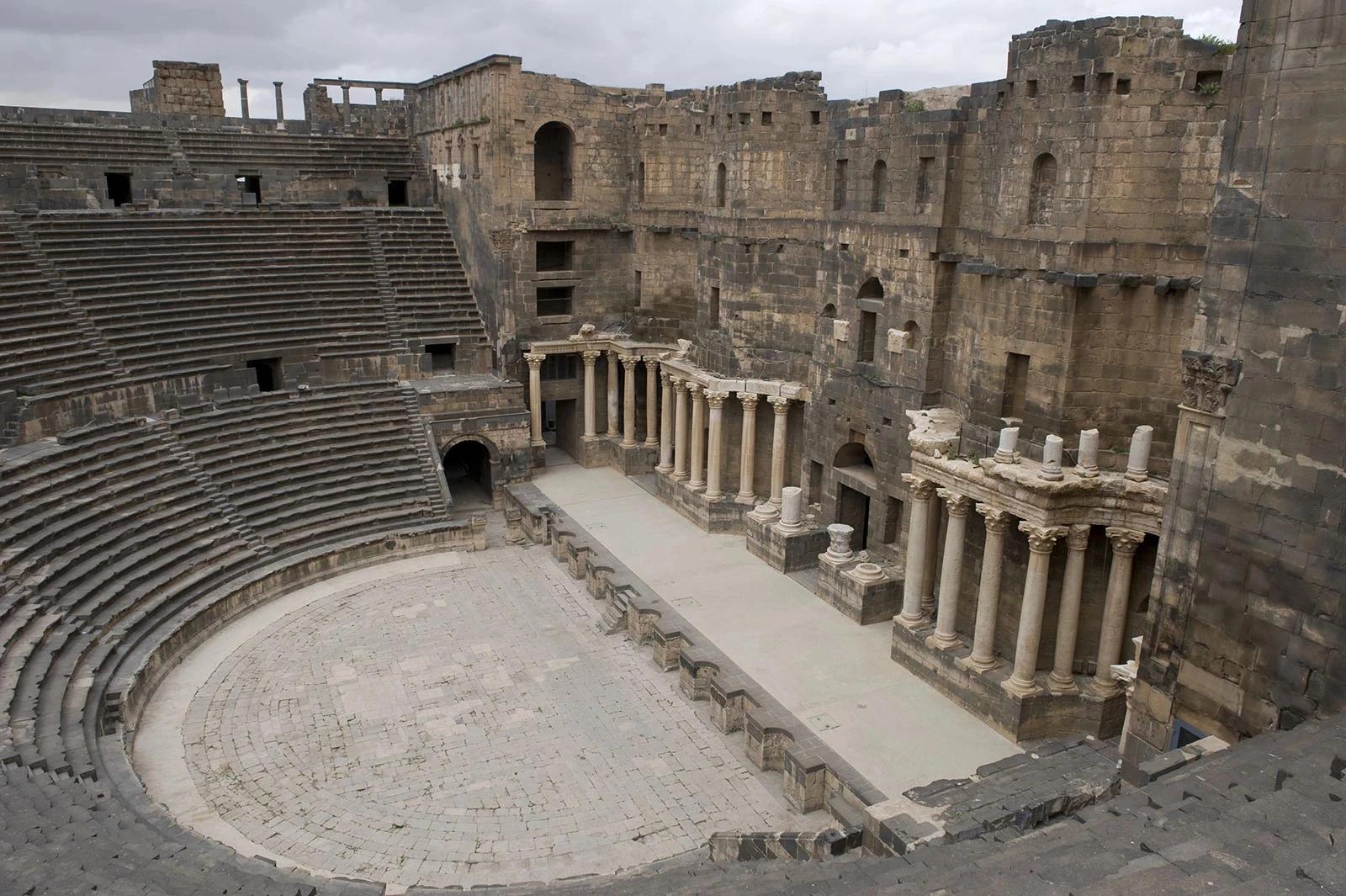 Overblijfselen van een Romeins theater in Bosra