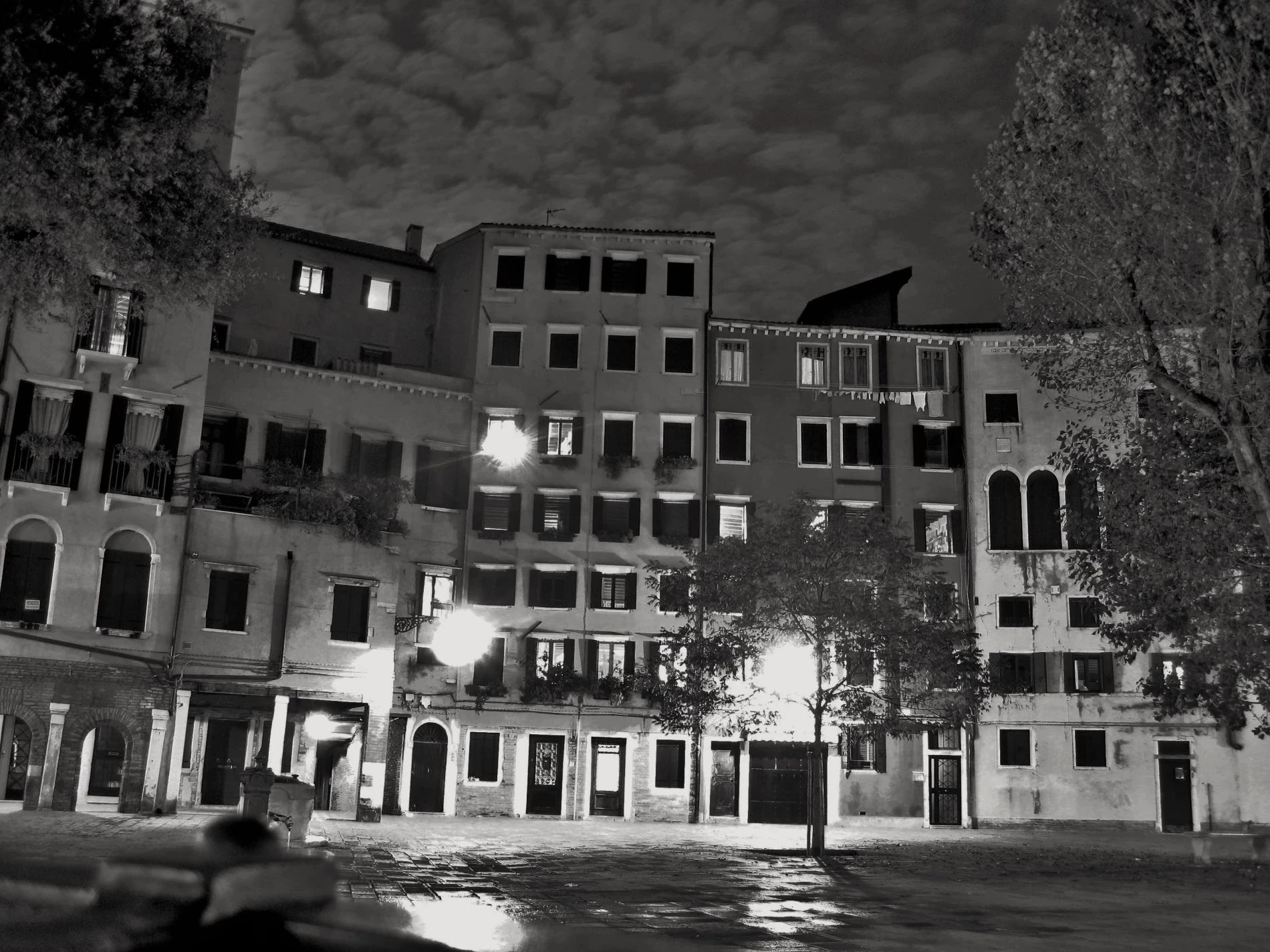 De toerist kan nog in Venetië de overblijfselen zien van het 'Ghetto'. Karakteristiek zijn de gebouwen met de vele verdiepingen.