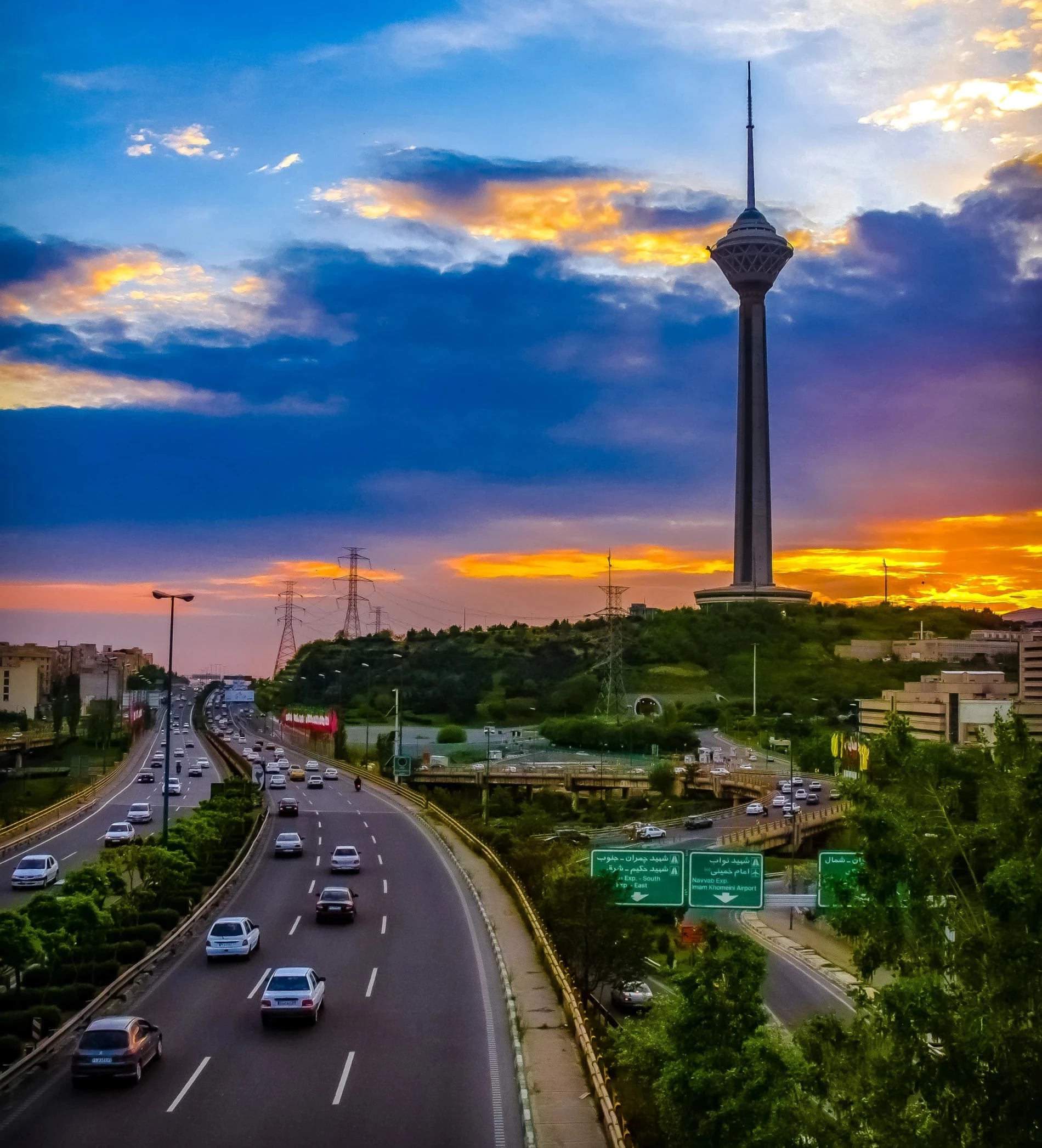 De hoogste toren in Iran staat in Teheran: de meer dan 400 m hoge Milad-toren met hotels en restaurants