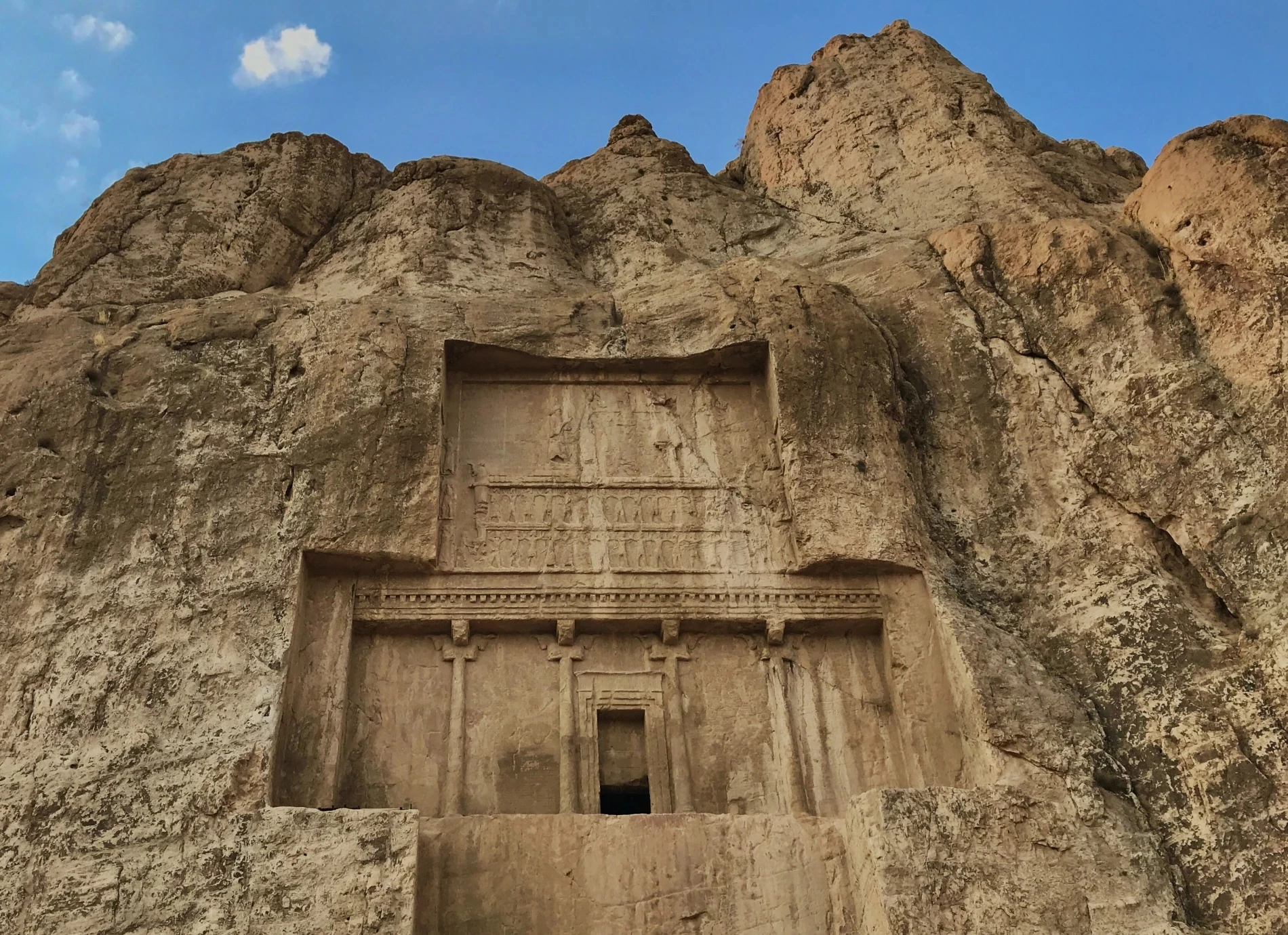 Dichtbij Persepolis is dit grafmonument van de bekende koning Darius te vinden. We kennen hem uit het boek Ezra. Hij heeft 35 jaar geregeerd